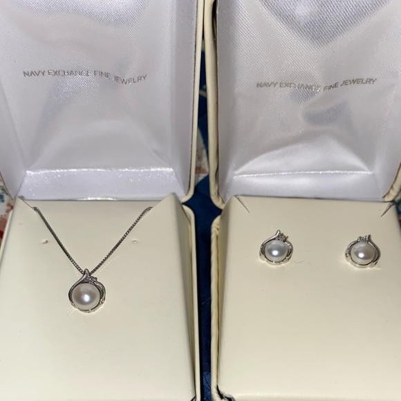 Necklace and earrings set - Picture 2 of 6